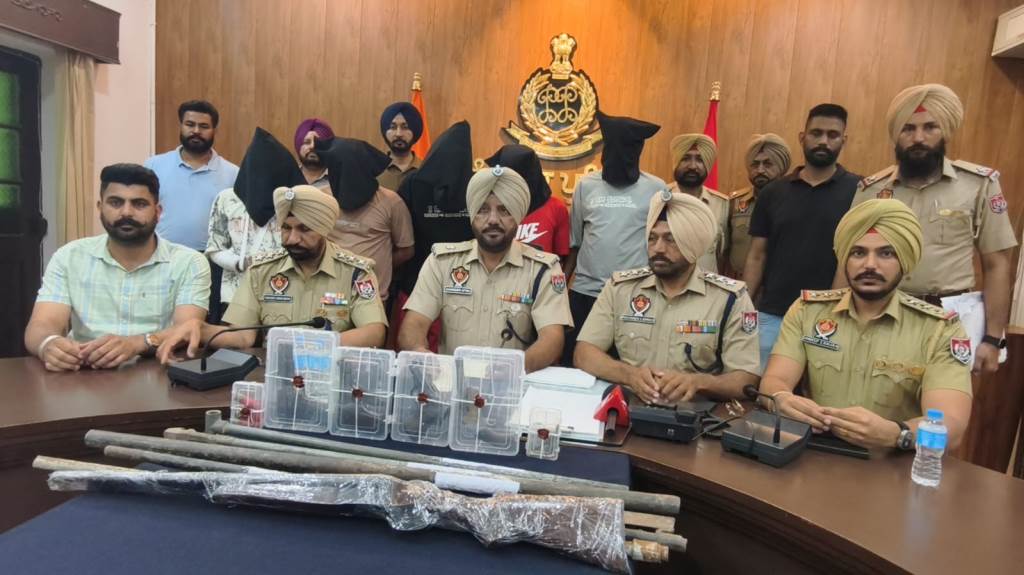 ਸੰਗਰੂਰ ਪੁਲਿਸ ਵੱਲੋਂ ਕਤਲ ਇਰਾਦਾ ਕਤਲ ਅਤੇ ਲੁੱਟਖੋਹ ਦੀਆਂ ਵਾਰਦਾਤਾਂ ਕਰਨ ਵਾਲੇ ਗਿਰੋਹ ਦਾ ਪਰਦਾਫਾਸ਼ 5 ਮੁਲਜ਼ਮ ਕਾਬੂ 4 ਪਿਸਤੌਲ 1 ਰਾਈਫਲ 9 ਜਿੰਦਾ ਰੌਂਦ 1 ਖਪਰਾ ਅਤੇ 4 ਲੋਹੇ ਦੇ ਪਾਈਪ ਬਰਾਮਦ